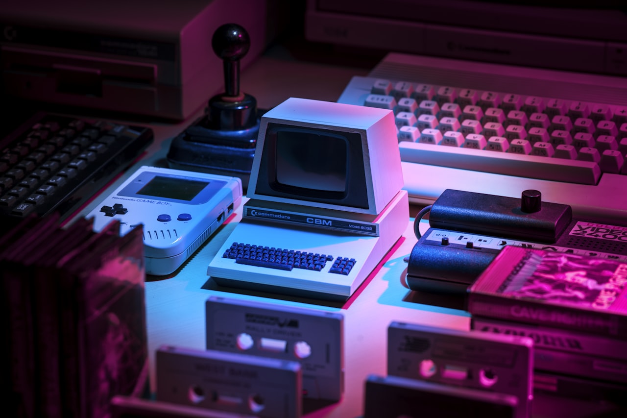 Matériel de jeu et d'informatique des années 1980 baigné de néon — l'esthétique dont le mythe Polybius s'inspire. — Crédit : Patrick Amoy sur Unsplash (Licence Unsplash)