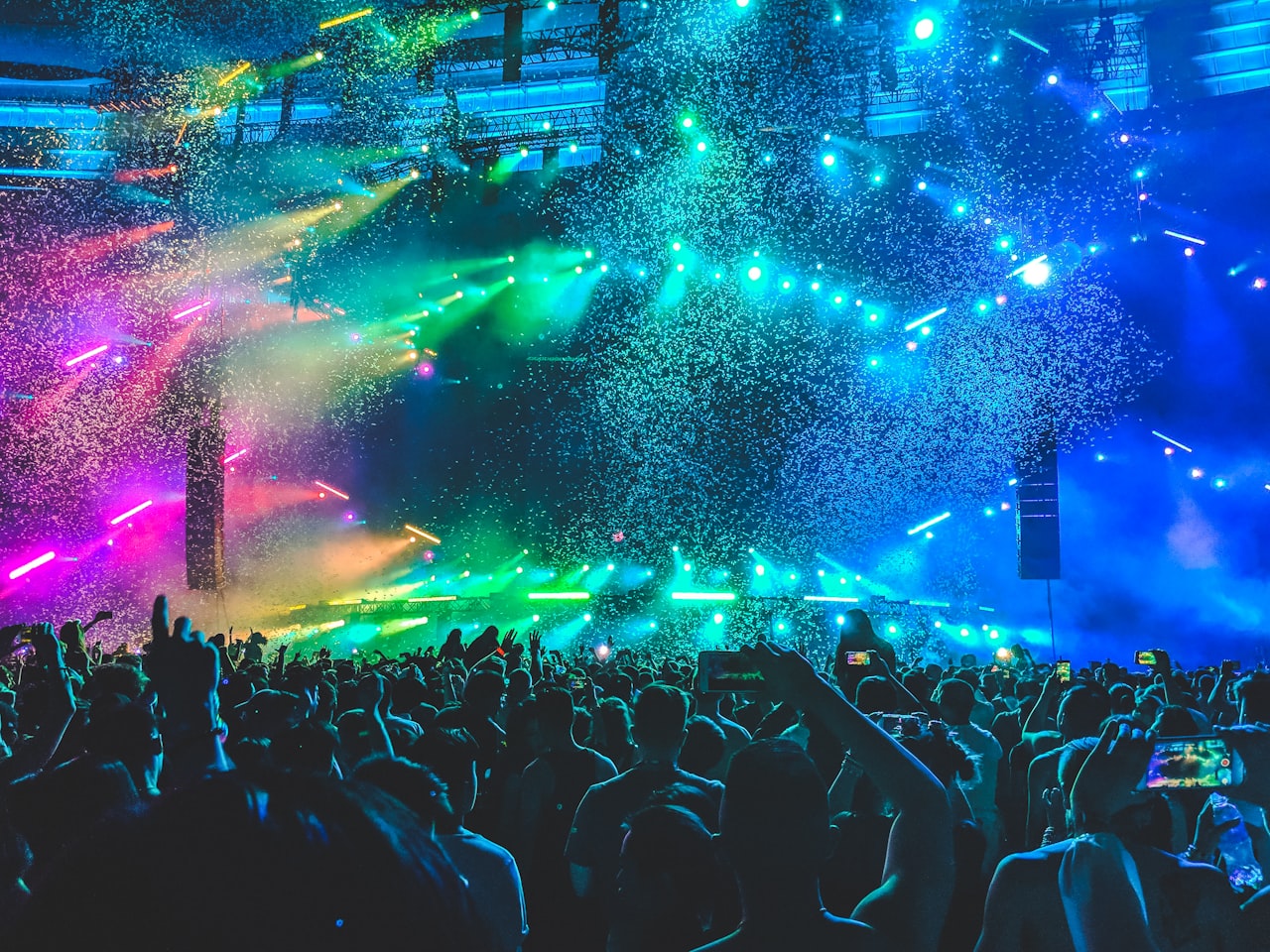 Une foule serrée brandissant des téléphones lors d'un concert — l'environnement bruyant et chaotique pour lequel Shazam a été conçu — Crédit : Aleksandr Popov / Unsplash