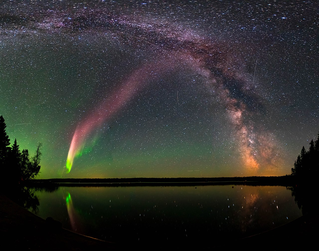 La vision de STEVE par la NASA Goddard, traçant un arc bas dans le ciel — Crédit : NASA Goddard Space Flight Center (CC0 / domaine public)
