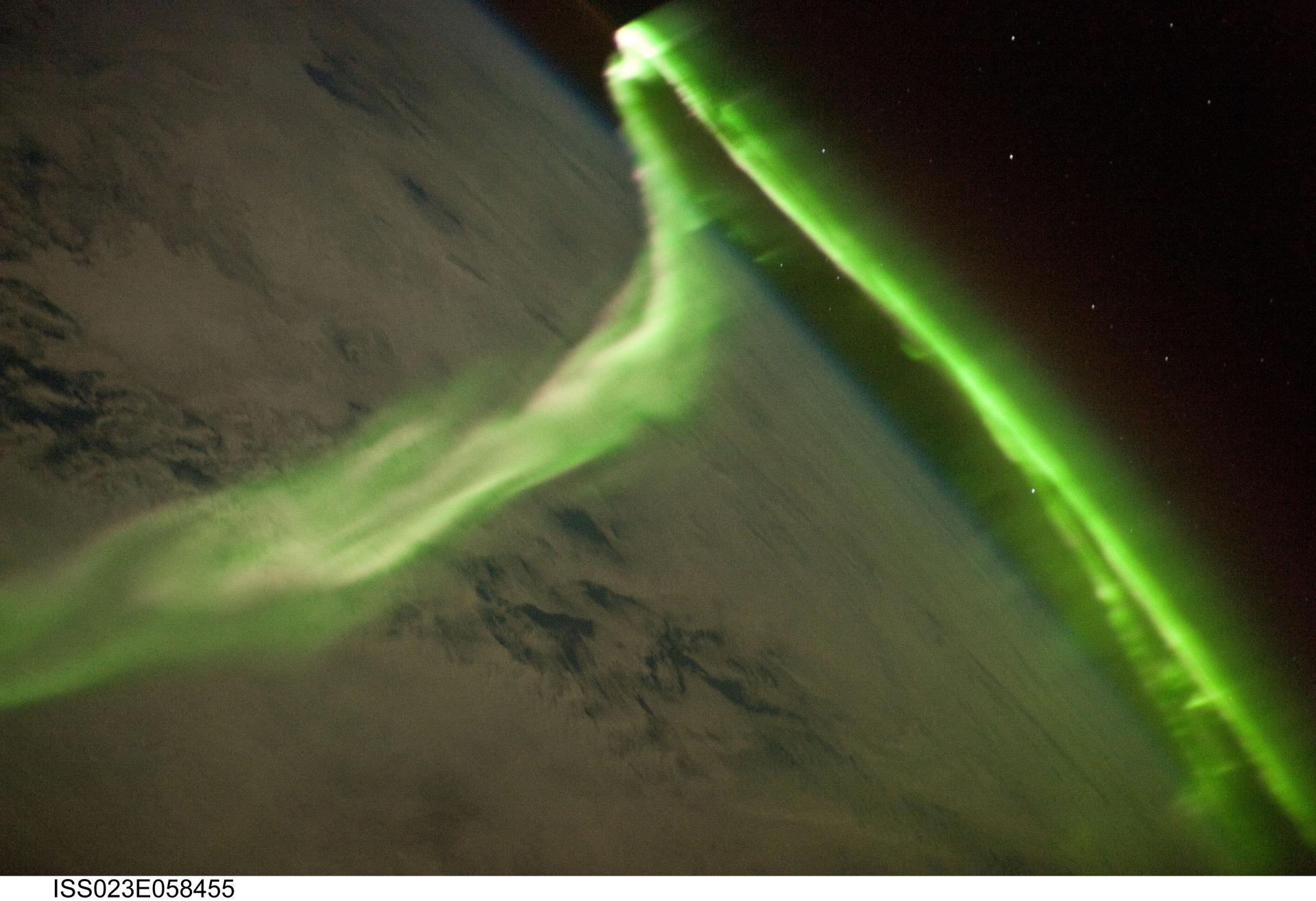 Le limbe courbe de la Terre et la fine ligne bleue de l'atmosphère se fondant dans le noir de l'espace, photographiés depuis la Station spatiale internationale — Crédit : NASA (domaine public)
