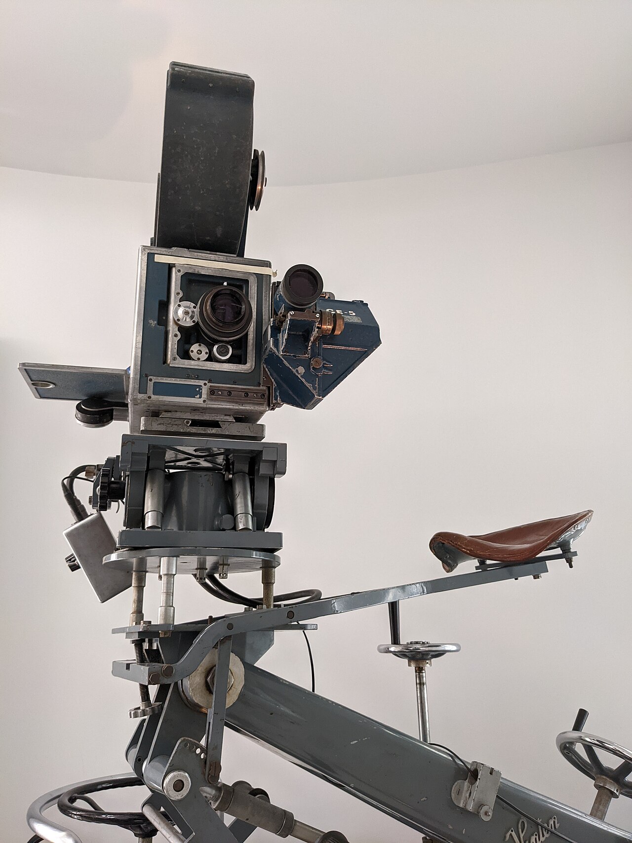 Une caméra Technicolor trois bandes survivante avec son chariot, exposée à Berlin — Crédit : SunOfErat (CC BY-SA 4.0, Wikimedia Commons)