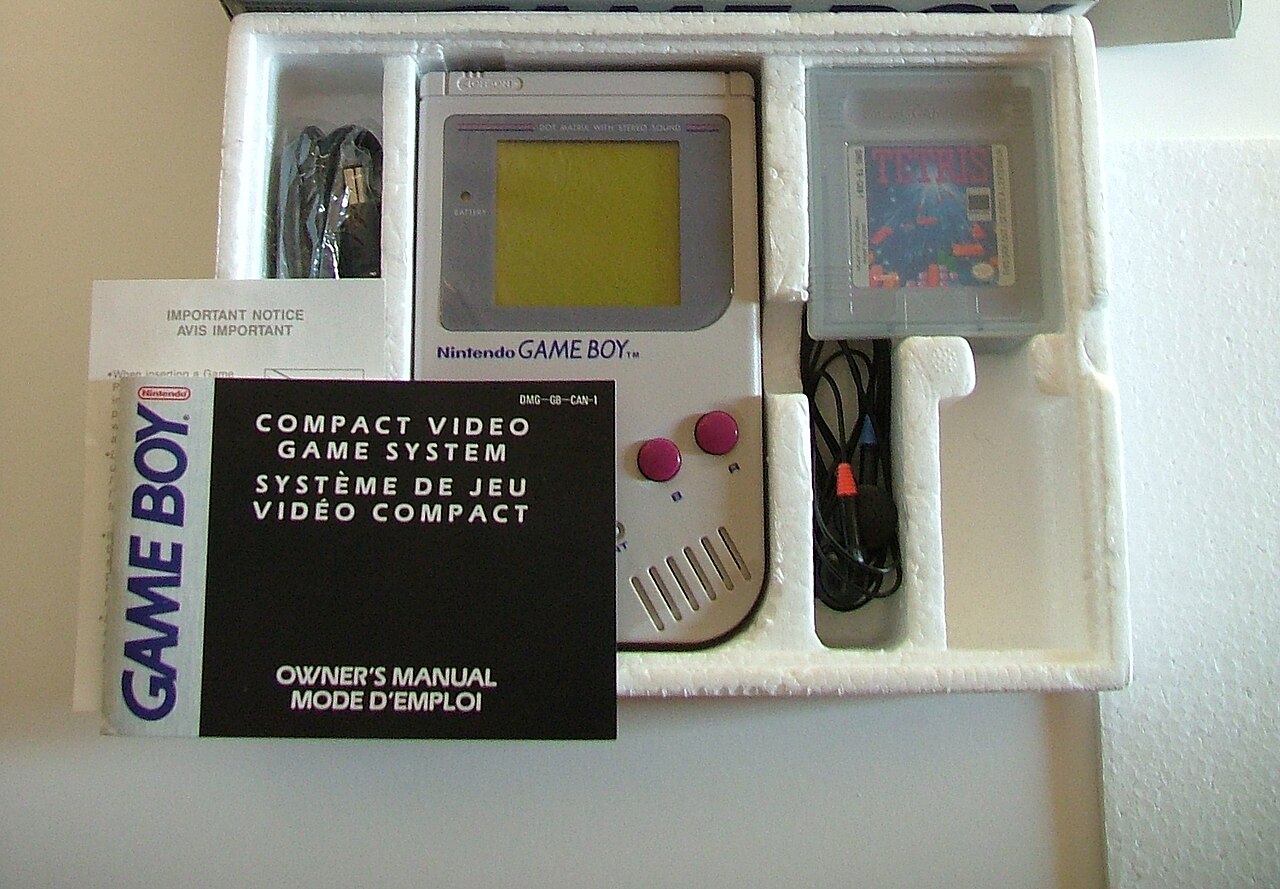 Une Game Boy avec sa cartouche Tetris fournie d'origine — le bundle qui a fait de l'un comme de l'autre un phénomène — Crédit : Michel Ngilen (CC BY 2.0)