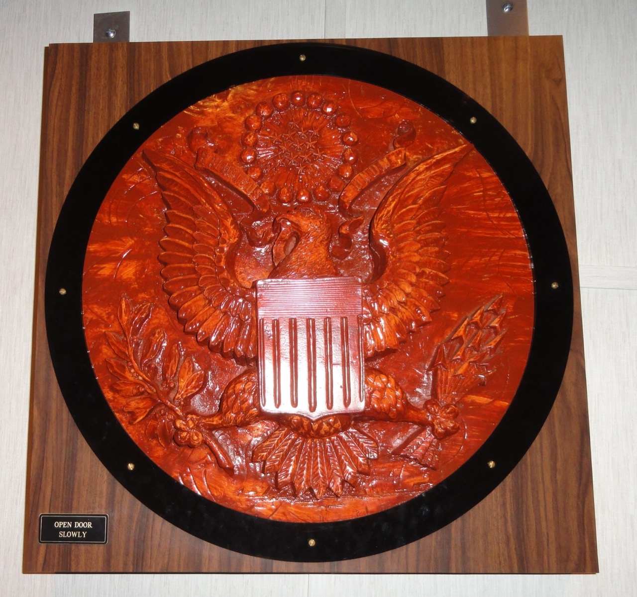 Une réplique de « The Thing » exposée au National Cryptologic Museum : un mouchard à cavité passive, sans pile, caché sept ans dans un Grand Sceau sculpté. — Crédit : Daderot, Wikimedia Commons (CC0)