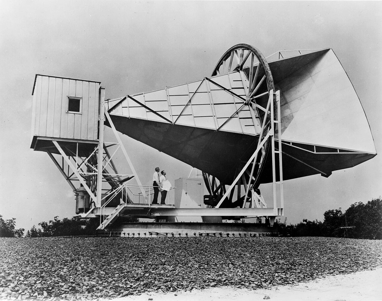 La grande antenne-cornet de Holmdel, dans le New Jersey, où Penzias et Wilson ont détecté le souffle cosmique inexpliqué qu'ils ont d'abord attribué aux pigeons — Crédit : NASA (domaine public).