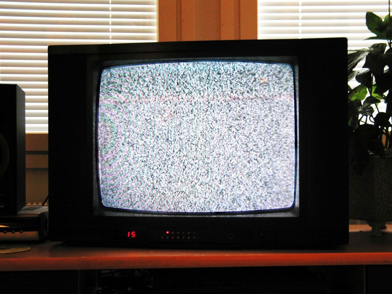 Une vieille télé à tube cathodique réglée sur une chaîne morte, l'écran rempli de « neige » — dont une petite part était du véritable fond diffus cosmologique. Crédit : Mysid / Wikimedia Commons (domaine public).