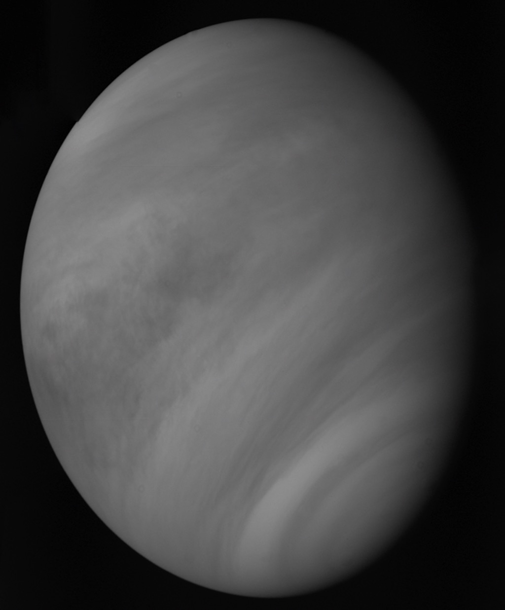Vue ultraviolette de Vénus par Mariner 10, révélant les bandes de nuages tourbillonnants et rapides de son atmosphère épaisse — Crédit : NASA/JPL, traitée à partir des données de Mariner 10 (domaine public)