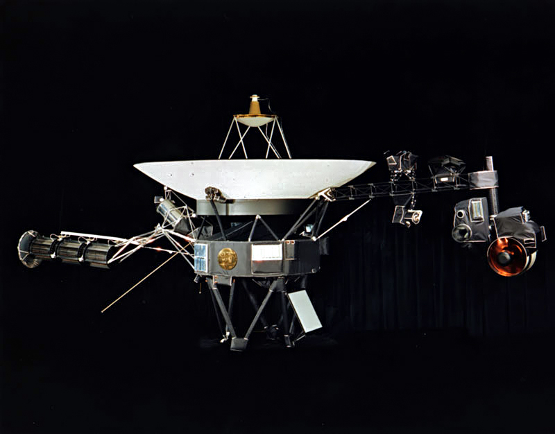 L'une des deux sondes Voyager, chacune portant un Disque d'or identique fixé sur le flanc. Les deux sondes ont aujourd'hui franchi l'espace interstellaire. Crédit : NASA/JPL-Caltech (Domaine public)