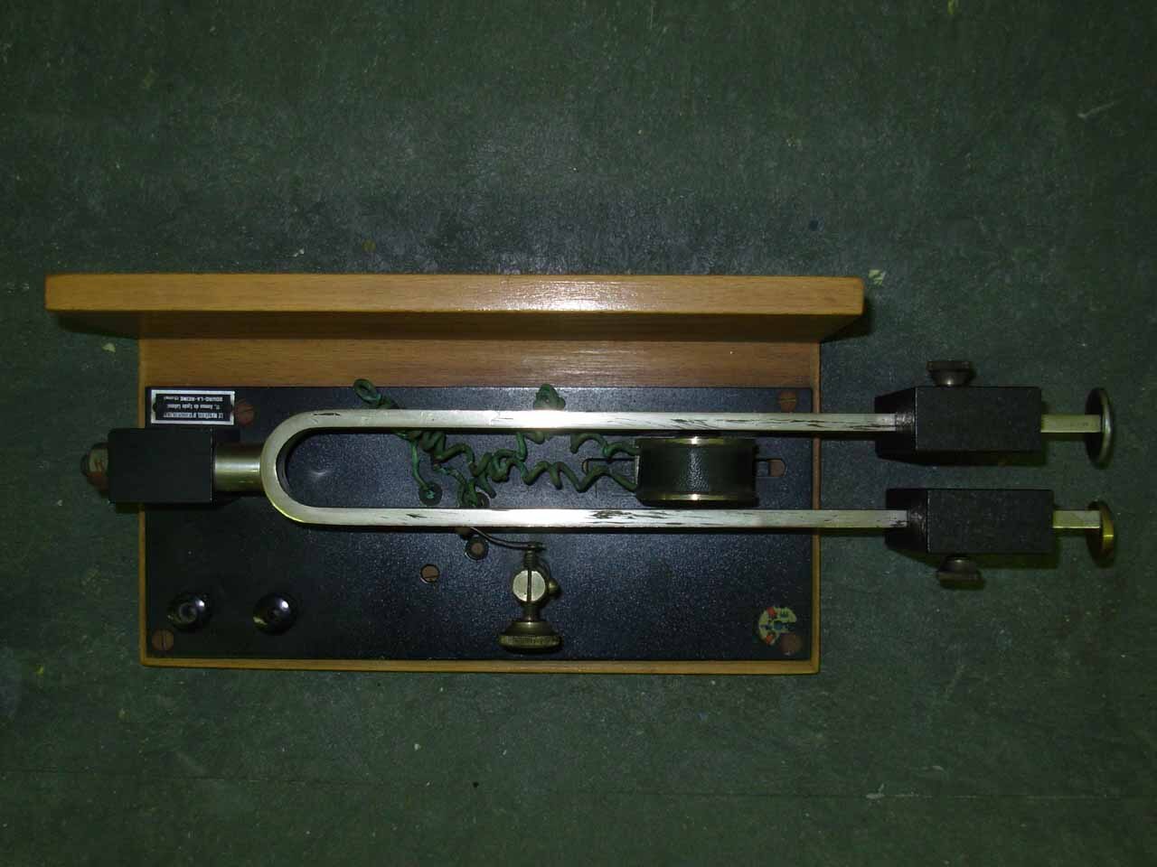 Un diapason à entretien électromagnétique du XIXe siècle — le genre d'étalon de précision dont se servaient les physiciens pour rattacher une hauteur de référence à un nombre exact de vibrations. — Crédit : Wikimedia Commons (CC BY-SA)