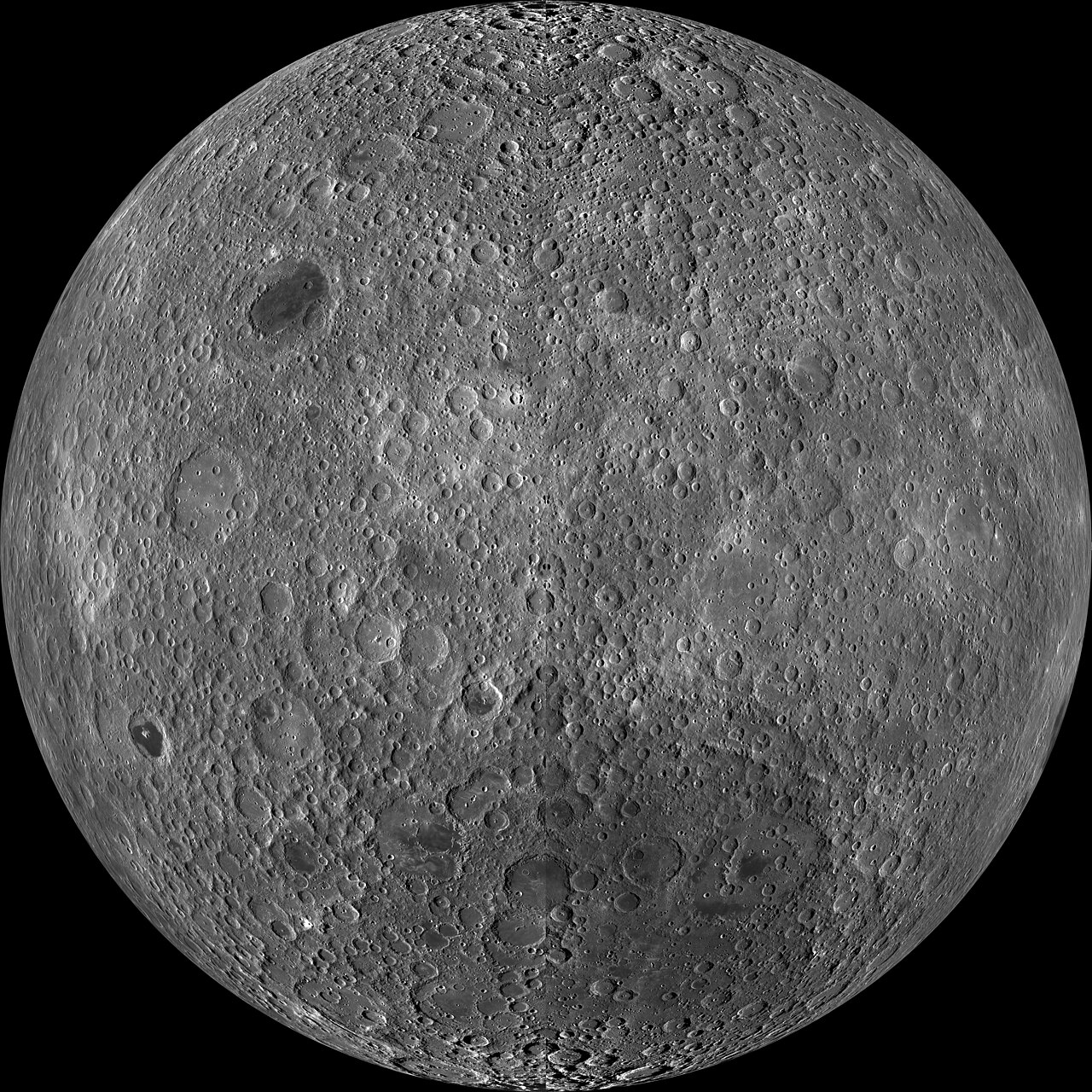 La face cachée dans une mosaïque de milliers d'images du Lunar Reconnaissance Orbiter de la NASA — des hauts plateaux accidentés et criblés de cratères, presque sans mers sombres. Crédit : NASA / GSFC / Arizona State University (domaine public).
