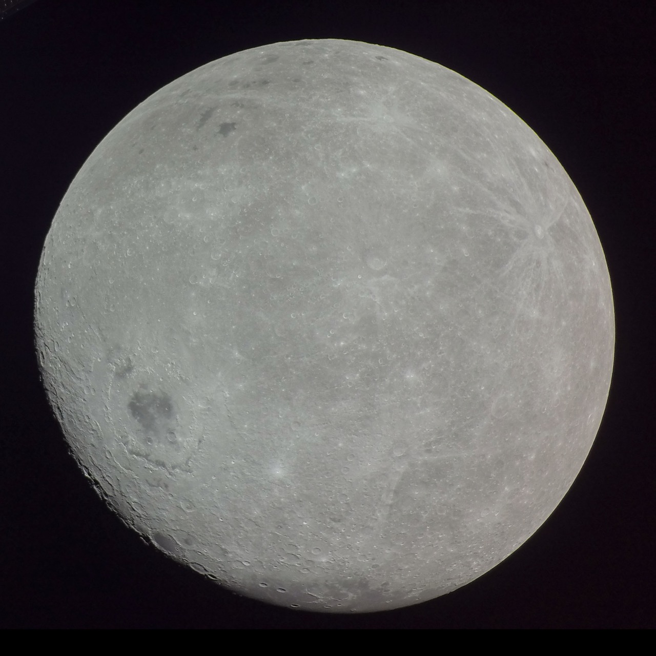 La face cachée de la Lune en disque complet — un visage que la Terre n'a jamais vu depuis le sol. Crédit : NASA (domaine public).