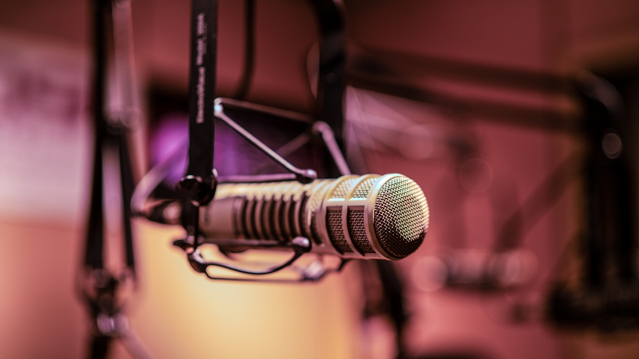 Un microphone de studio d'époque, comme ceux qui captaient les bruitages d'Hollywood au milieu du siècle — Crédit : Jacob Hodgson / Unsplash (libre d'utilisation)