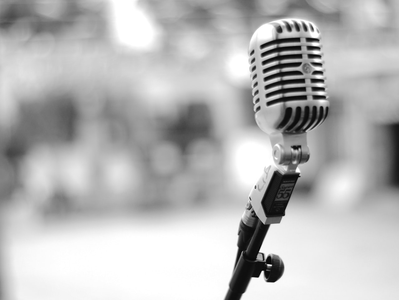Un microphone à condensateur de studio en gros plan — l'outil qui transforme une seule performance en un fichier permanent, copiable à l'infini — Crédit : Clo Art / Unsplash (libre d'utilisation)