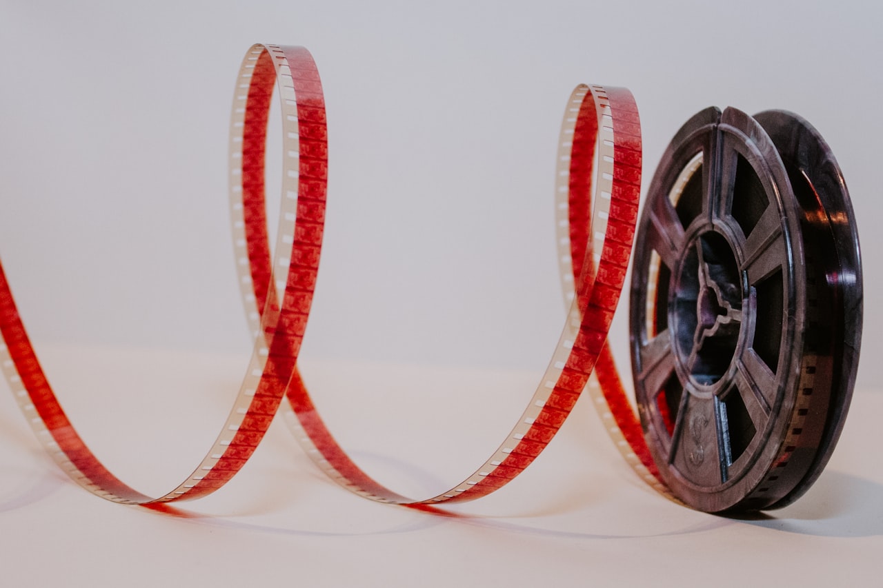 Des bandes de pellicule celluloïd — le support qui a transporté le même cri recyclé à travers des centaines de films — Crédit : Denise Jans / Unsplash (libre d'utilisation)